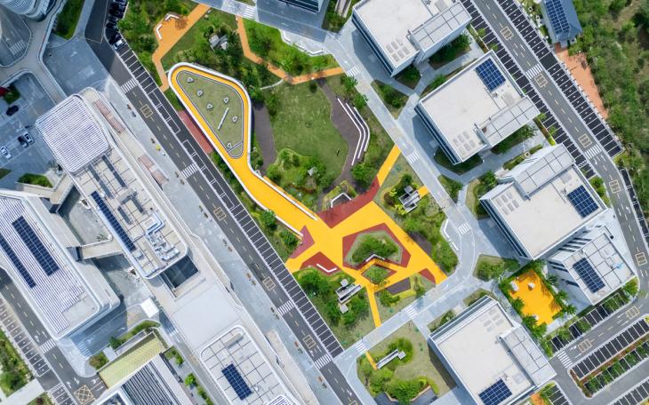 City planning with yellow lines
