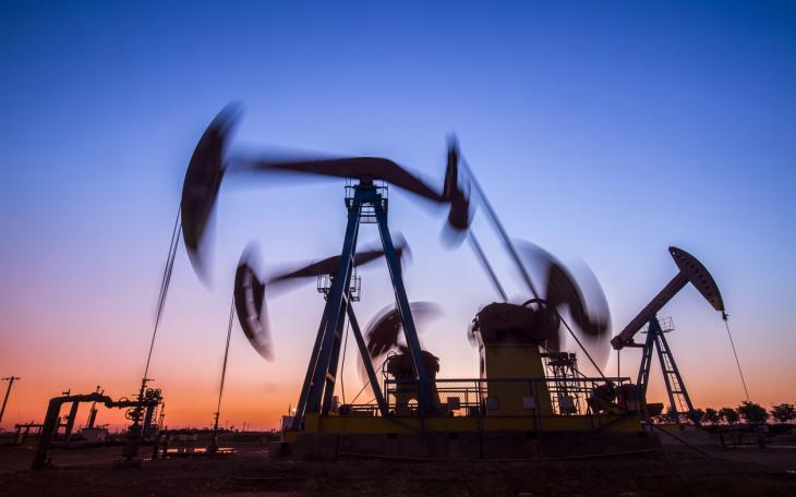 In the evening, the outline of the oil pump,