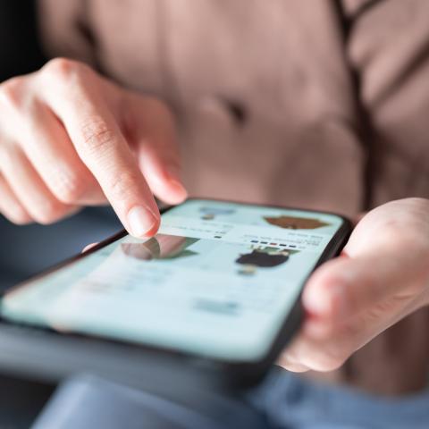 Online shopping fashion retail - iphone scrolling